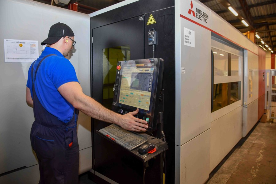 Operater uz CNC stroj u Metalisu